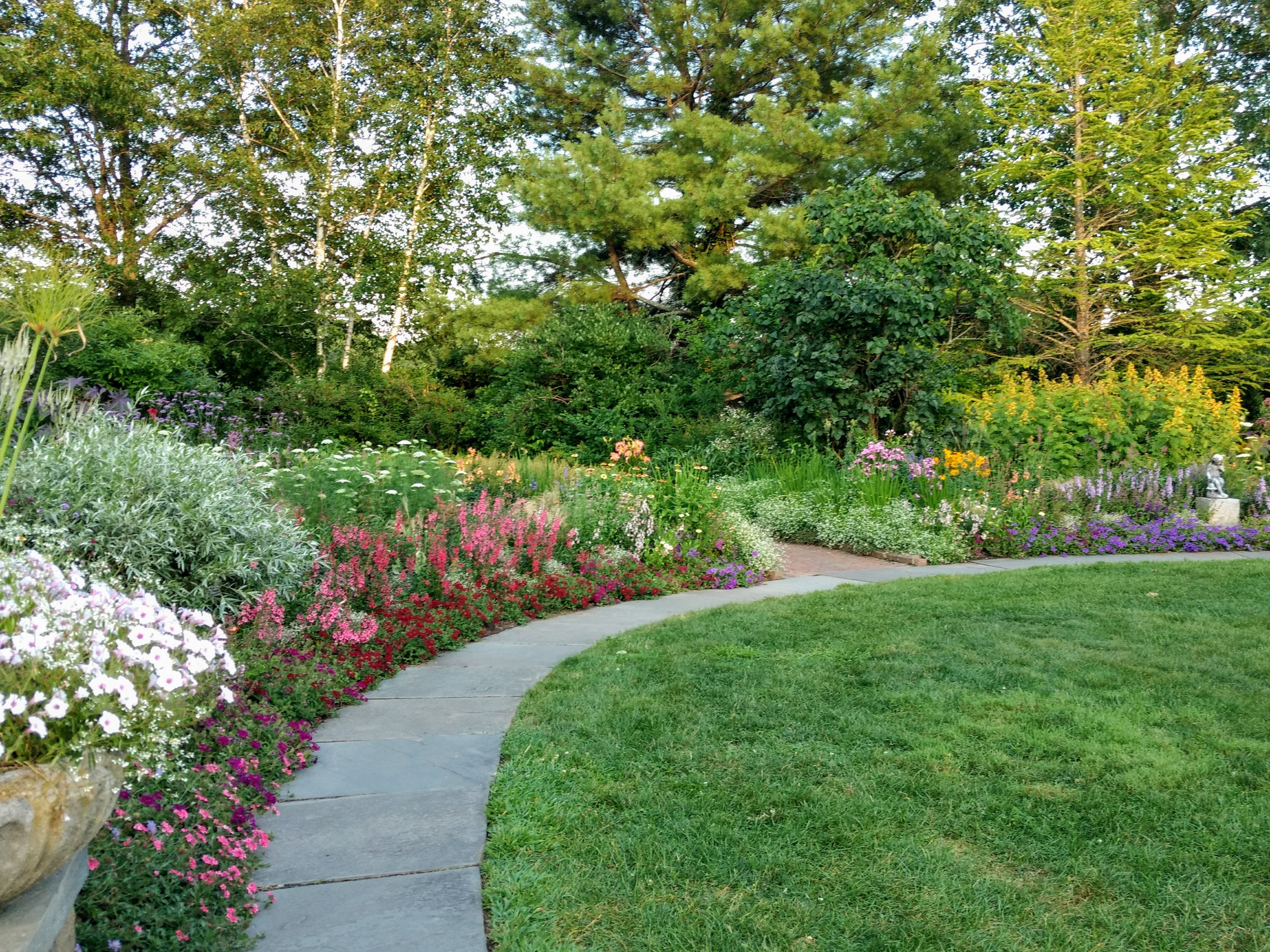 Благоустройство участка частного дома в Ханты-Мансийске и Ханты-Мансийском автономном округе